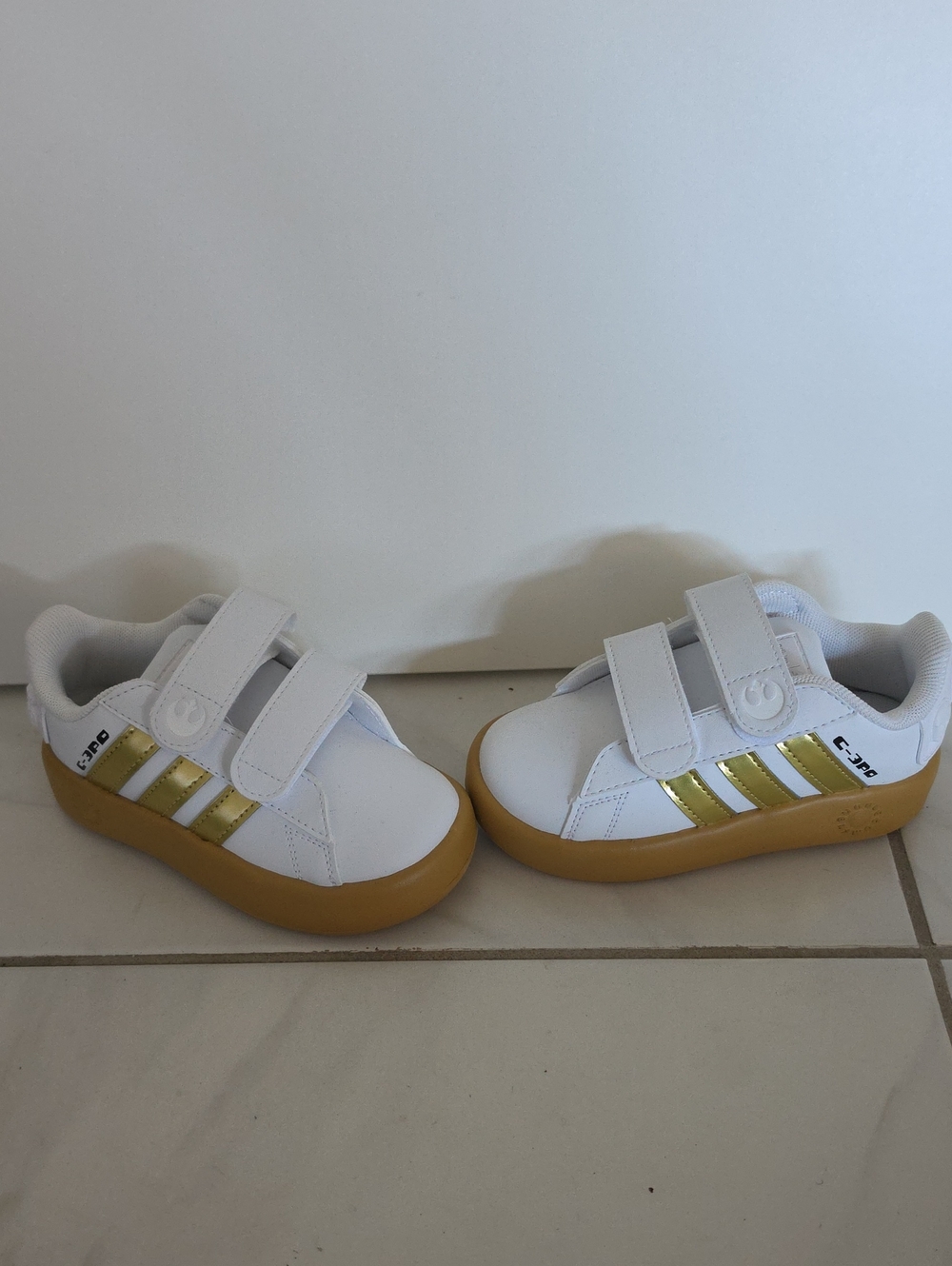***NEW Without Tagsadidas STARWARS C3PO Kids White Sneakers with Gold Stripes***